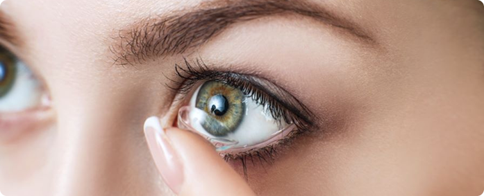 Contact lens fitting in Dubai showing a contact lens placed on the eye for vision correction